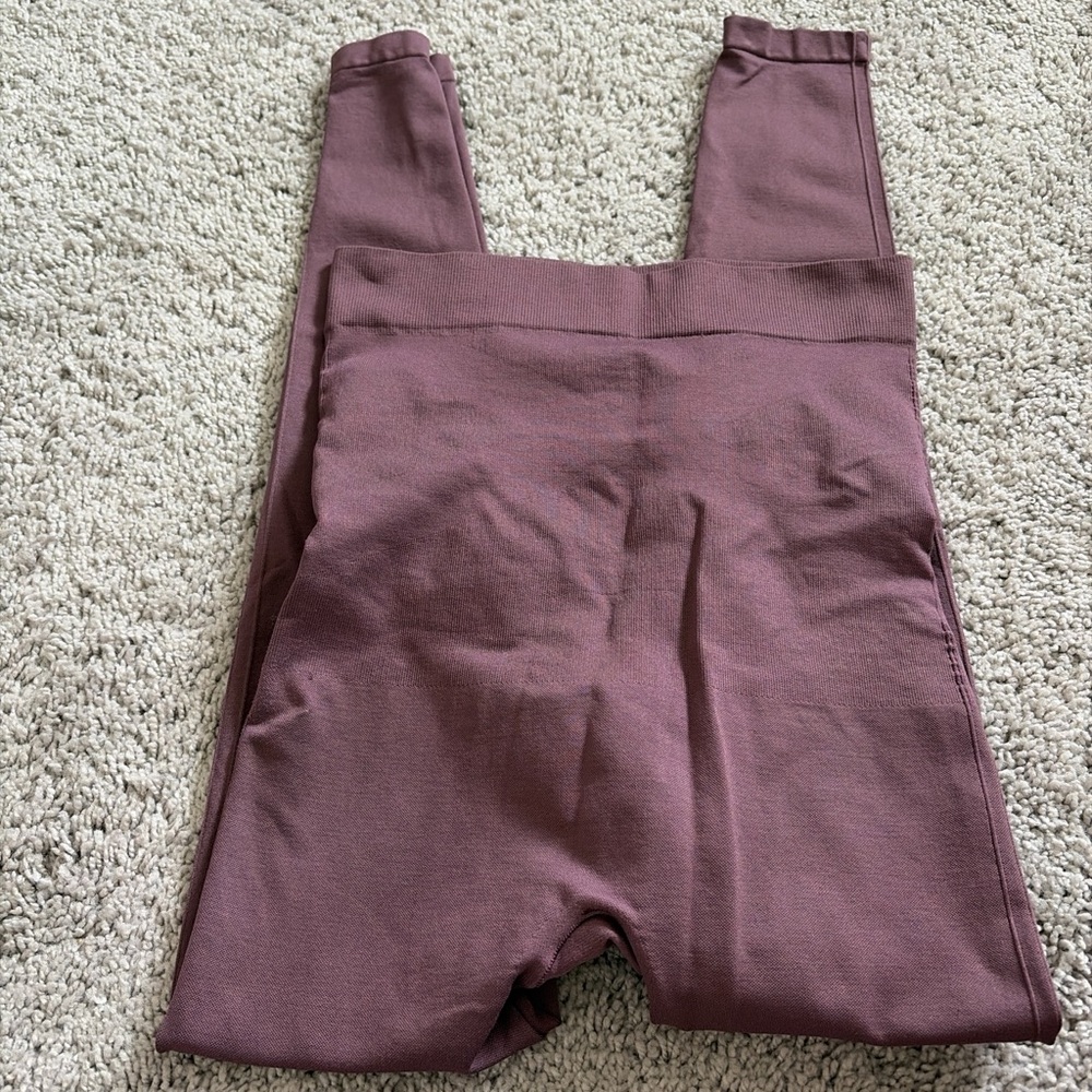 BLANQI Maternity Leggings in Mauve - Picture 5 of 5